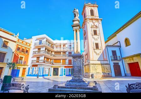 Historischer Plaza de la Compania mit einer Statue von San Rafael auf der Säule und dem Turm von Santo Domingo de Silos, Cordoba, Spanien Stockfoto