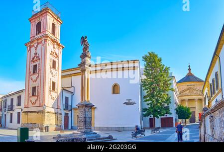 Panorama des Compania Platzes mit dem Santo Domingo Turm, der San Rafael Säule und der Kirche Santa Victoria im Hintergrund, Cordoba, Spanien Stockfoto