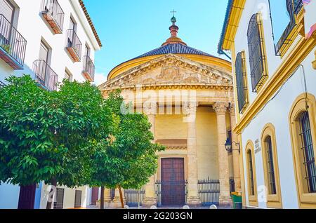 Der szenische geschnitzte Steinportikus der neoklassizistischen Kirche Santa Victoria von der Plaza de la Compania in Cordoba, Spanien Stockfoto