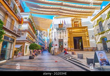 CORDOBA, SPANIEN - 30. SEPTEMBER 2019: Die Markise über der Straße Angel de Saavedra mit Blick auf das höhere Musikkonservatorium Rafael Orozco, am Sept Stockfoto