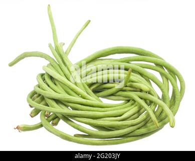 Yardlong Bohnen auf weißem Hintergrund Stockfoto