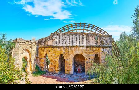 Die mittelalterlichen Kalksteinruinen von Molino de la Albolafia noria (Wasserrad, Wassermühle), die sich am Ufer des Guadalquivir-Flusses in Cordoba, Spanien, befinden Stockfoto