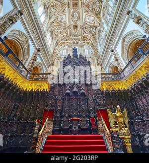 CORDOBA, SPANIEN - SEP 30, 2019: Die reich verzierten geschnitzten Chorgestühl in Capilla Mayor (Hauptkapelle) von Mezquita-Kathedrale, am 30. September in Cord Stockfoto