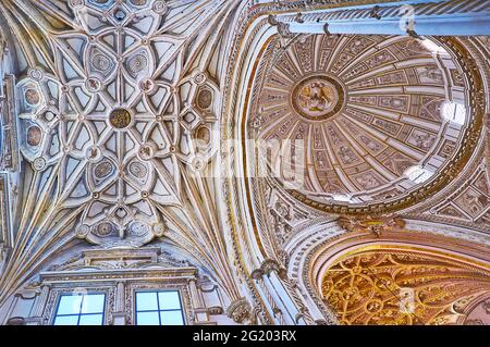 CORDOBA, SPANIEN - SEP 30, 2019: Die Decke der Capilla Mayor (Hauptkapelle) der Mezquita-Kathedrale besteht aus den schönen gerippten Kuppeln, die mit verziert sind Stockfoto