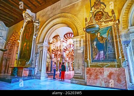 CORDOBA, SPANIEN - SEP 30, 2019: Die Capilla Mayor (Hauptkapelle) von Mezquita-Kathedrale mit beeindruckender mittelalterlicher Kapelle von Maria Magdalena und Altar de S. Stockfoto