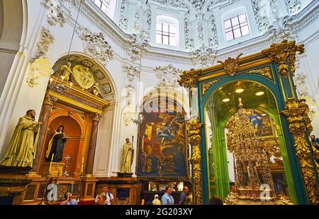 CORDOBA, SPANIEN - SEP 30, 2019: Innenraum der prächtigen mittelalterlichen Capilla Teresa mit reich verzierten Monstranz in der Mitte und Gemälden und Skulpturen arou Stockfoto