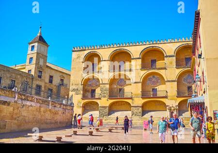 CORDOBA, SPANIEN - 30. SEPTEMBER 2019: Spazieren Sie auf dem Triumph-Platz und genießen Sie den Blick auf die mittelalterliche Mauer von Mezquita, die mit Nischen und Wappen geschmückt ist Stockfoto