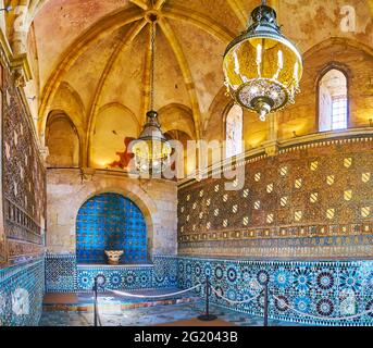 CORDOBA, SPANIEN - 30. SEPTEMBER 2019: Die mittelalterliche Grabkapelle San Bartolomé mit kunstvollen Mudejar-Dekoren - mit islamischen Mustern und Yeserien bebaut Stockfoto