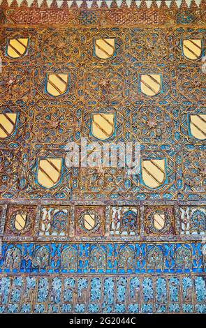 CORDOBA, SPANIEN - 30. SEPTEMBER 2019: Detail der mittelalterlichen Yeseria Gipsarbeiten Dekoration in San Bartolome Kapelle mit bunten stellaren und floralen pa Stockfoto