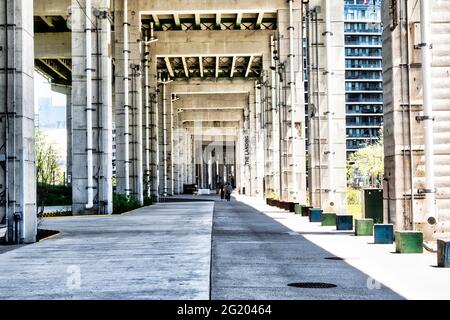 Der Bentway ist ein öffentlicher Pfad- und Korridorbereich unterhalb des Gardiner Expressway in Toronto, Ontario, Kanada. Stockfoto