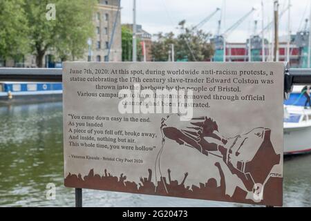 Bristol, Großbritannien. Juni 2021. Zum ersten Jahrestag der Abriß der Statue von Edward Colston in den Hafen von Bristol wurde eine Gedenktafel angebracht, um die Aktion zu dokumentieren. Obwohl es inoffiziell ist, befindet es sich an der Stelle am Hafen, an der die Statue endete. Es wurde vom Künstler John Packer gemacht. Kredit: JMF Nachrichten/Alamy Live Nachrichten Stockfoto