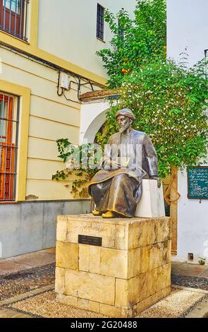 CORDOBA, SPANIEN - 30. SEPTEMBER 2019: Die Statue von Maimonides (Philosoph und Arzt), die sich in Juderia (Jüdisches Viertel) befindet, am 30. September in Cordo Stockfoto