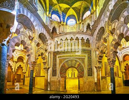 CORDOBA, SPANIEN - SEP 30, 2019: Panorama der Maqsura (Gebetsgebiet des Kalifen oder Emir) von Mezquita mit Mihrab, verziert mit Hufeisenbogen, Mosaiken, Stockfoto