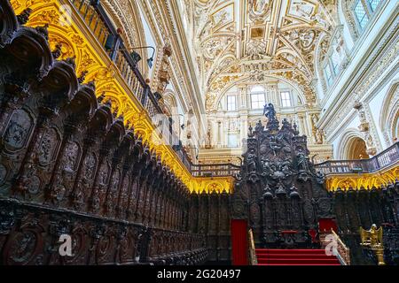 CORDOBA, SPANIEN - SEP 30, 2019: Der hervorragende Mahagoni-Holzchor steht am 30. September in Cordob in der Capilla Mayor (Hauptkapelle) der Mezquita-Kathedrale Stockfoto