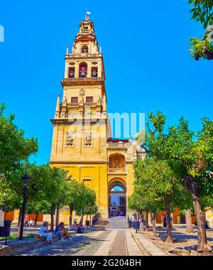 CORDOBA, SPANIEN - SEP 30, 2019: Blick auf den hohen mittelalterlichen Glockenturm und die Tür der Vergebung (Puerta del Perdon) vom Hof der Orangen, Mezquit Stockfoto