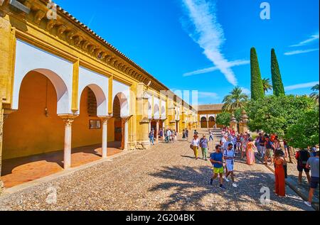 CORDOBA, SPANIEN - SEP 30, 2019: Die mittelalterliche Arkade von Mezquita und üppig grüne Bäume im Innenhof der Orangen, am 30. September in Cordoba Stockfoto