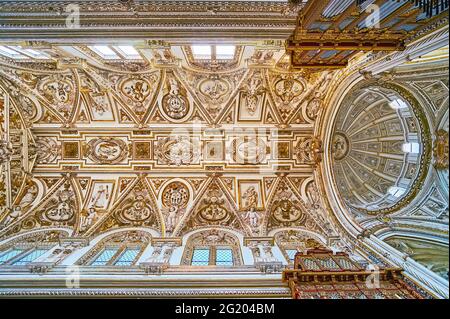 CORDOBA, SPANIEN - SEP 30, 2019: Das Gewölbe und die Kuppel in Capilla Mayor (Hauptkapelle) von Mezquita-Kathedrale, am 30. September in Cordoba Stockfoto