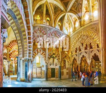 CORDOBA, SPANIEN - SEP 30, 2019: Die Villaviciosa Kapelle von Mezquita mit spektakulären mittelalterlichen Dekorationen - gerippte Kuppel und polylobed (Multifoil) Arche Stockfoto