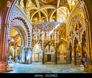 CORDOBA, SPANIEN - SEP 30, 2019: Das prunkvolle Innere der Villaviciosa-Kapelle von Mezquita mit polylobed (multifoil) Bögen, blind Arcade (alfiz) und Orna Stockfoto