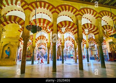 CORDOBA, SPANIEN - SEP 30, 2019: Genießen Sie die beeindruckende mittelalterliche Hypostyle-Halle von Mezquita-Catedral, am 30. September in Cordoba Stockfoto