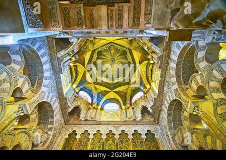 CORDOBA, SPANIEN - SEP 30, 2019: Die atemberaubende gerippte Kuppel in Maqsura (Gebetsgebiet des Kalifen oder Emir) von Mezquita mit Kufic-Schrift und feinen Mustern o Stockfoto