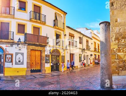 CORDOBA, SPANIEN - SEP 30, 2019: Das Gehäuse der Corregidor Luis de la Cerda Straße mit Blick auf die alte Säule, an der Ecke von Mezquita, Stockfoto