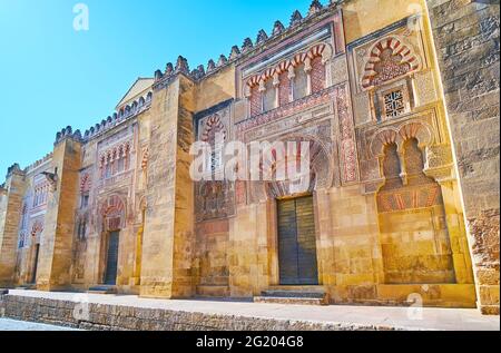 Die massive Außenmauer von Mezquita mit erhaltenen mittelalterlichen Toren: Puerta de San Jose, Puerta de la Concepcion Antigua, Puerta de San Nicolas, reich d Stockfoto