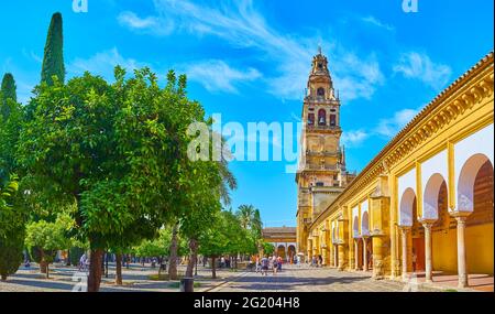 CORDOBA, SPANIEN - SEP 30, 2019: Orangefarbener Innenhof der Mezquita-Kathedrale (Moschee-Kathedrale) mit Blick auf den Glockenturm (ehemaliges Minarett) und die Arkade Stockfoto