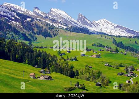 Churfirsten und im Thurtal von der Straße 16, Wildhaus, Kanton St. Gallen, Schweiz aus gesehen. Stockfoto
