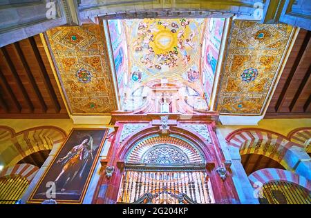 CORDOBA, SPANIEN - SEP 30, 2019: Die reich verzierten dekorativen Details der Capilla de la Concepcion (Kapelle der Empfängnis) von Mezquita-Catedral mit Fresken Stockfoto