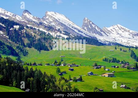 Churfirsten und im Thurtal von der Straße 16, Wildhaus, Kanton St. Gallen, Schweiz aus gesehen. Stockfoto
