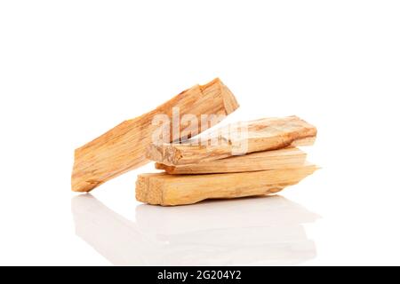 Santalwood Stücke isoliert auf weißem Hintergrund. Stockfoto