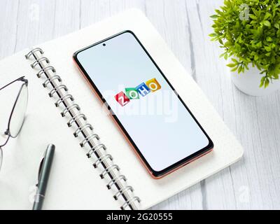Assam, indien - 29. Mai 2021 : Zoho-Logo auf Telefonbildschirm Stock Bild. Stockfoto