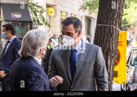 7. Juni 2021, Barcelona, Katalonien, Spanien: Pedro Sanchez, der präsident der Regierung von Spanien, wird beim Gebäude der Nationalen Arbeitsförderung Kataloniens vom Präsidenten des Arbeitgebers, Josep Sanchez Llibre, empfangen. Pedro Sanchez hat am Montag Barcelona besucht, um an der Feier des 250. Jahrestages der Nationalen Arbeitsförderung Kataloniens teilzunehmen, die zum ersten Mal seit der Amtseinführung des katalanischen Präsidenten am 21. Mai mit dem Präsidenten der Generalitat von Katalonien, Pere Aragones, zusammentrat (Bild: © Stockfoto