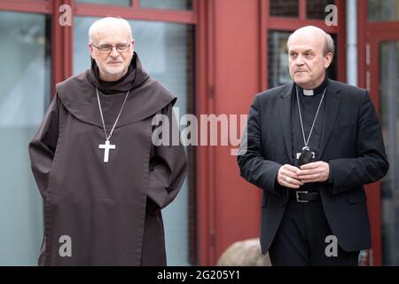 Köln, Deutschland. Juni 2021. Die Apostolischen Visitatoren anders Arborelius (l.) und Hans van den Hende stehen vor dem Maternushaus. Als Bevollmächtigte von Papst Franziskus sollen sie die Arbeit von Erzbischof Woelki von Köln untersuchen. Es wird erwartet, dass sie bis Mitte des Monats in Köln bleiben und anschließend einen vertraulichen Abschlussbericht erstellen werden. Quelle: Marius Becker/dpa/Alamy Live News Stockfoto