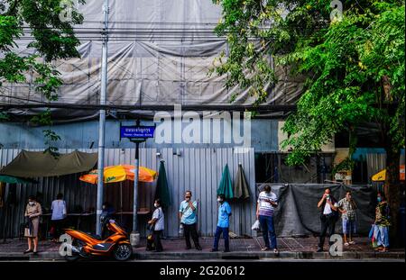 Auf der Charoen Krung Road, Bangkok, Thailand, warten die Menschen auf einen Bus Stockfoto