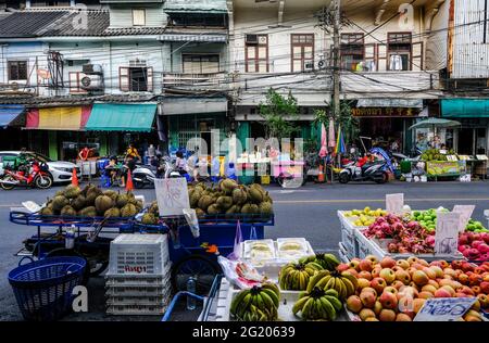 Ein Obst- und Gemüsemarkt im Freien in Chinatown, Bangkok, Thailand Stockfoto