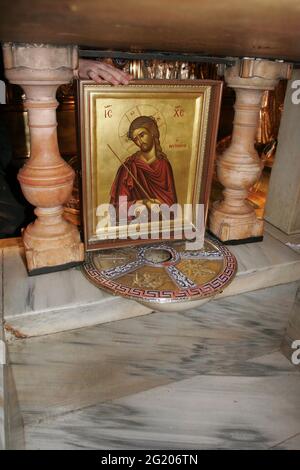 Ort der Kreuzigung in Golgotha ein Teil der Heiligen Grabeskirche oder der Heiligen Grabeskirche im griechisch-orthodoxen Teil der Kirche, Alt-Jerusalem, Israel Stockfoto