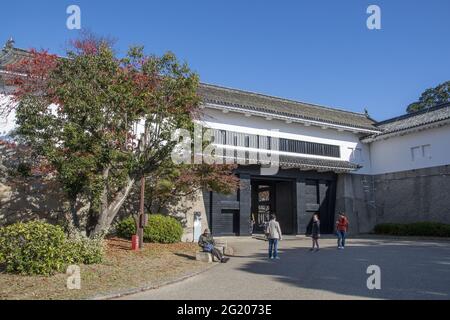 OSAKA, JAPAN - 05. Dez 2019: Osaka, Japan - 01. Dez 2019: Das reich verzierte schwarz-weiße Eingangstor von Osaka Castle. Stockfoto