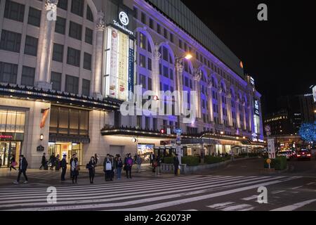 OSAKA, JAPAN - 16. Dez 2019: Osaka, Japan - 27. Nov 2019: Nicht identifizierte Menschen besuchen das Takashimaya Kaufhaus in Namba Osaka Japan. Stockfoto