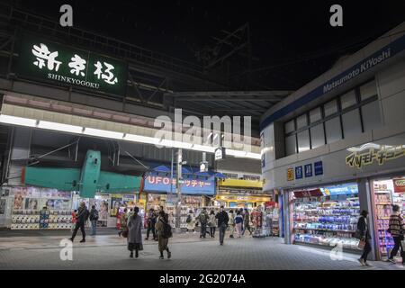 KYOTO, JAPAN - 12. Dez 2019: Kyoto, Japan - 26. Nov 2019: Die Leute kaufen in der Shinkyogoku-überdachten Straßenarkade in Kyoto, Japan. Kyoto ist eine große Stadt mit Stockfoto