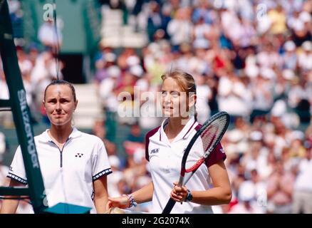 Die australische Tennisspielerin, Koarchin und Schriftstellerin Jelena Dokic und die Schweizerin Martina Hingis, Rome Masters 2001 Stockfoto