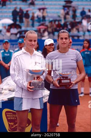 Die australische Tennisspielerin, Koarch und Schriftstellerin Jelena Dokic und die Französin Amelie Mauresmo, Rome Masters 2001 Stockfoto