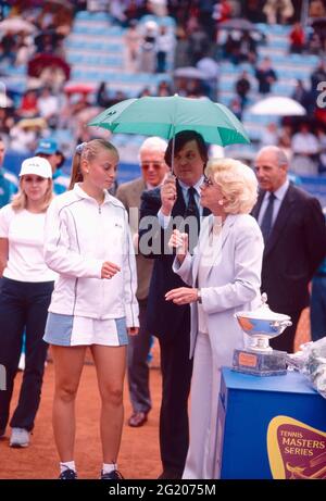 Die australische Tennisspielerin, Koarch und Schriftstellerin Jelena Dokic mit den Italienern Adriano Panatta und Lea Pericoli, Rome Masters 2001 Stockfoto