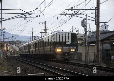 KYOTO, JAPAN - 11. Dez 2019: Kyoto, Japan-26. Nov 2019: Sagano Lokalzug fährt im Herbst durch Arashiyama. Stockfoto