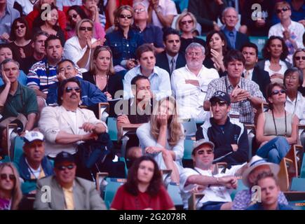 Der amerikanische Tennisspieler und Trainer Brad Gilbert, der das Spiel beobachtet, 1990er Jahre Stockfoto