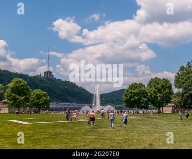 Menschen in der Nähe des Point State Park in der Innenstadt von Pittsburgh, Pennsylvania, USA Stockfoto