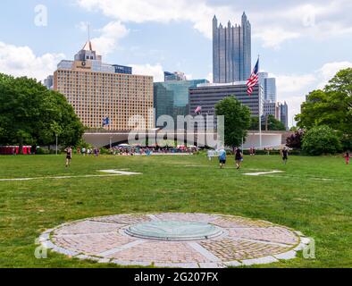 Menschen im Point State Park während des Three-Festivals der Künste mit der Innenstadt von Pittsburgh, Pennsylvania, USA im Hintergrund Stockfoto