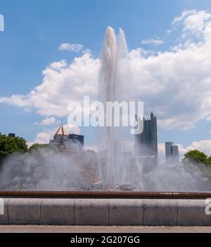 Der Brunnen am Point im Point State Park mit der Innenstadt von Pittsburgh, Pennsylvania, USA im Hintergrund Stockfoto