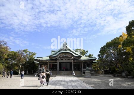 OSAKA, JAPAN - 05. Dezember 2019: Osaka, Japan - 01. Dezember 2019: Besucher besuchen den Hoku-Schrein in Osaka. Stockfoto